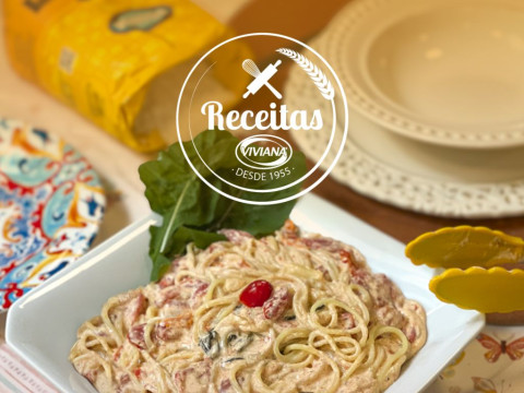Espaguete com cream cheese e rúcula