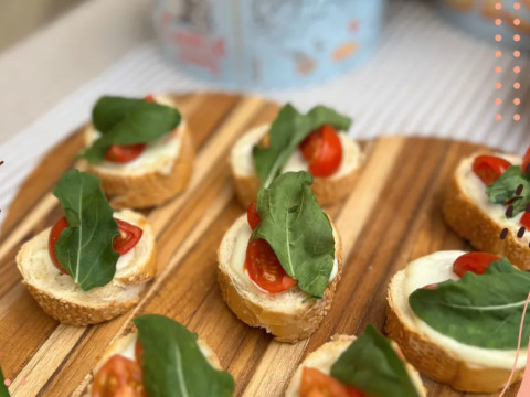 Bruschettas com tomate e rúcula